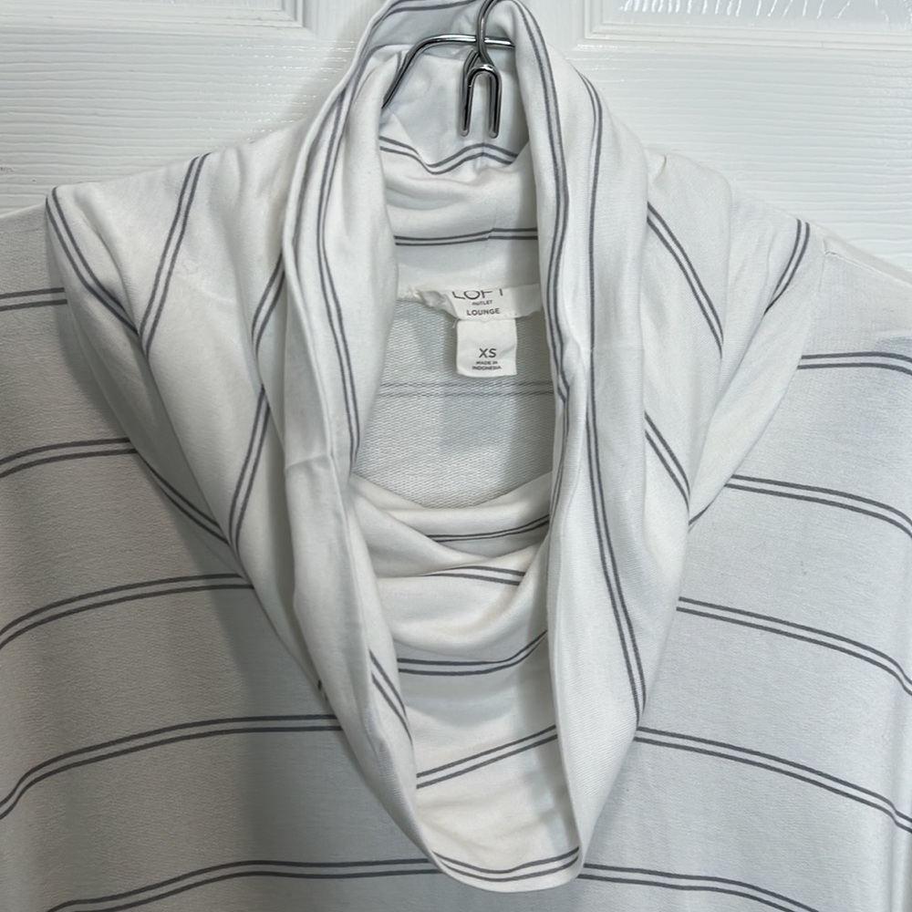 LOFT OUTLET LOUNGE XS Short Sleeve White and Gray striped Shirt. - Picture 10 of 16